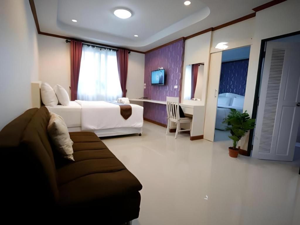 Thada Chateau Hotel Buriram Buitenkant foto