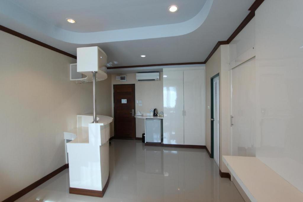 Thada Chateau Hotel Buriram Buitenkant foto