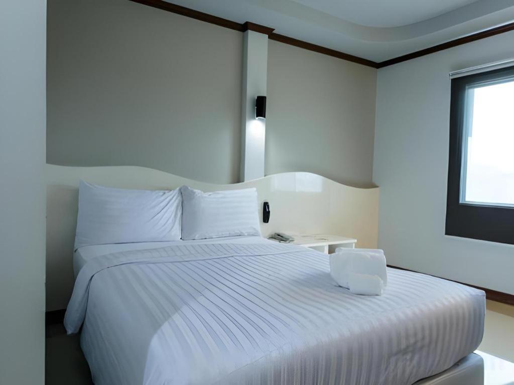 Thada Chateau Hotel Buriram Buitenkant foto