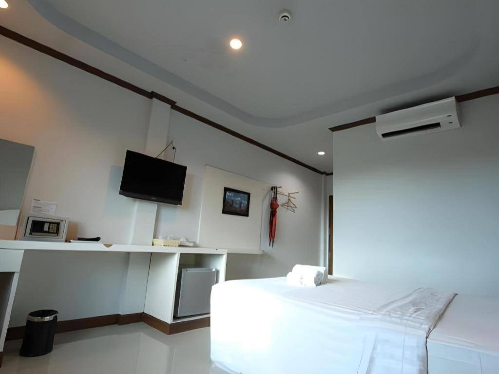 Thada Chateau Hotel Buriram Buitenkant foto