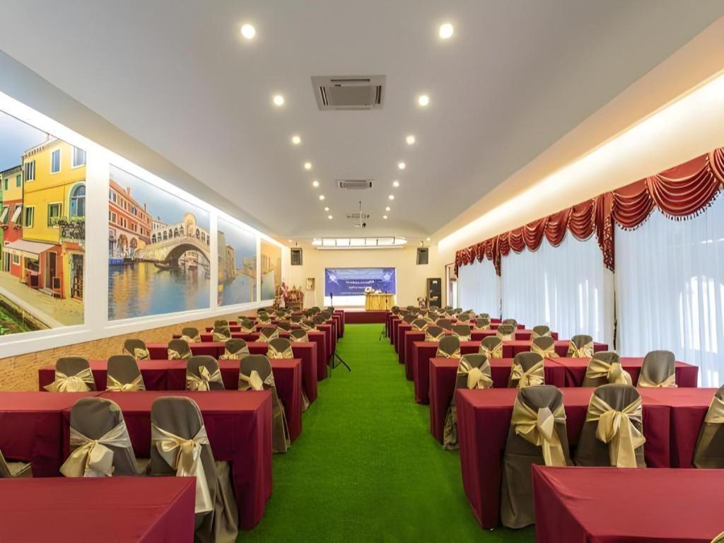 Thada Chateau Hotel Buriram Buitenkant foto