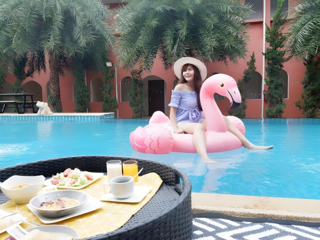 Thada Chateau Hotel Buriram Buitenkant foto